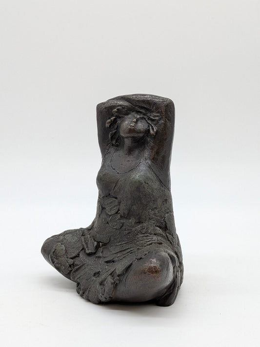 Onbekend signatuur - Brons sculptuur zittende vrouw 5/12