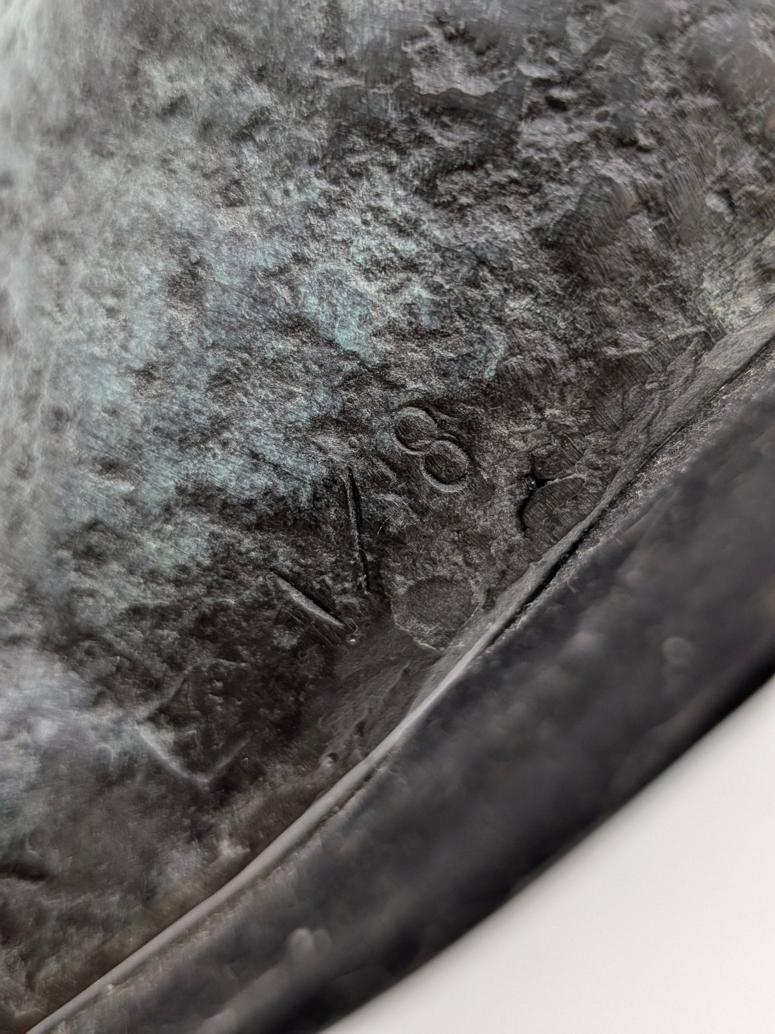 Onbekend signatuur - Bronzen sculptuur liggende wasbeer 1/8