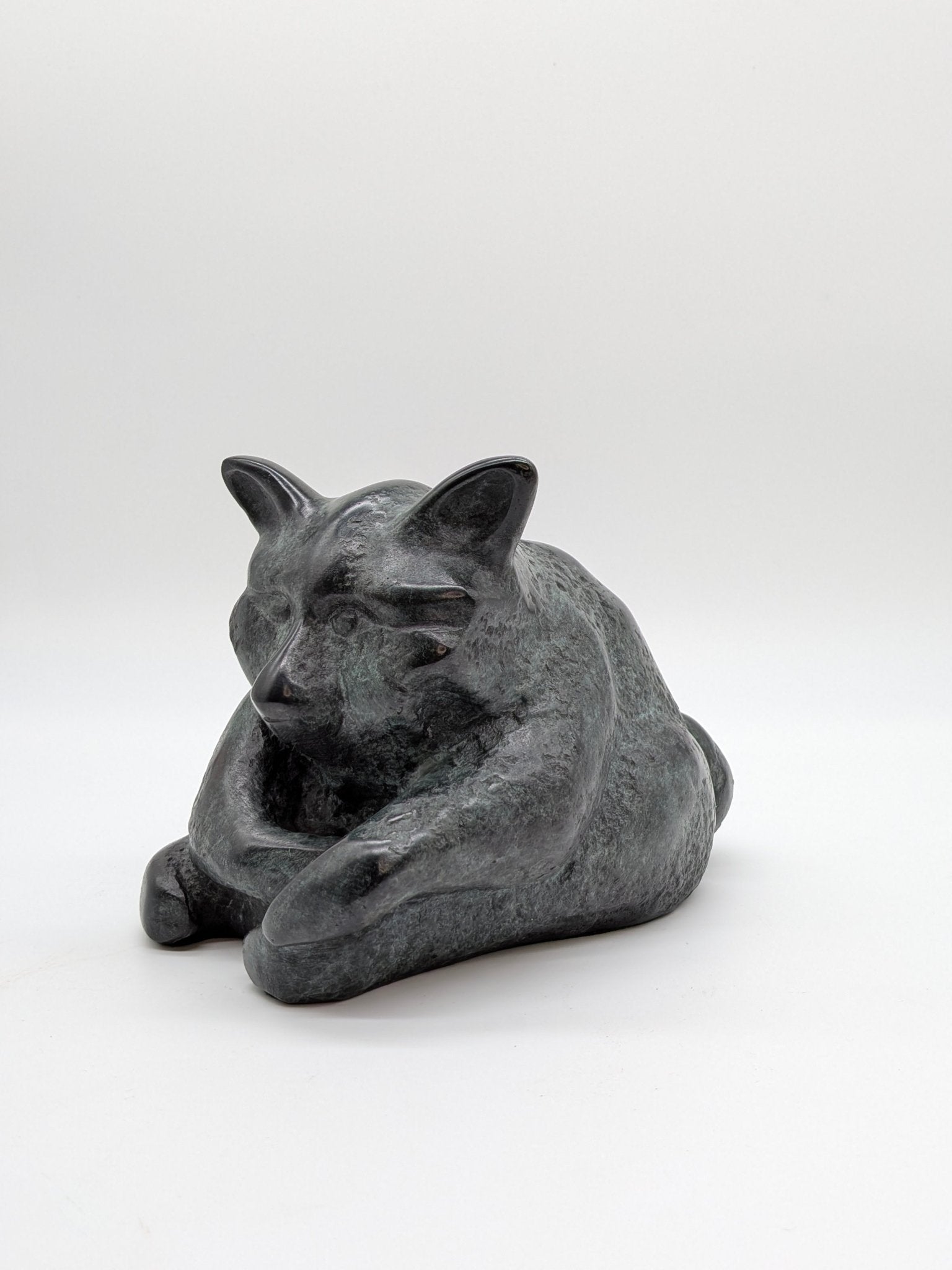 Onbekend signatuur - Bronzen sculptuur liggende wasbeer 1/8