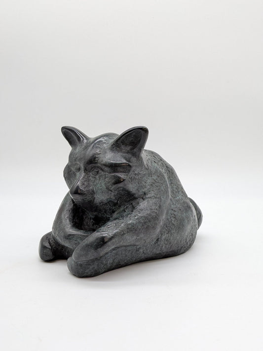 Onbekend signatuur - Bronzen sculptuur liggende wasbeer 1/8