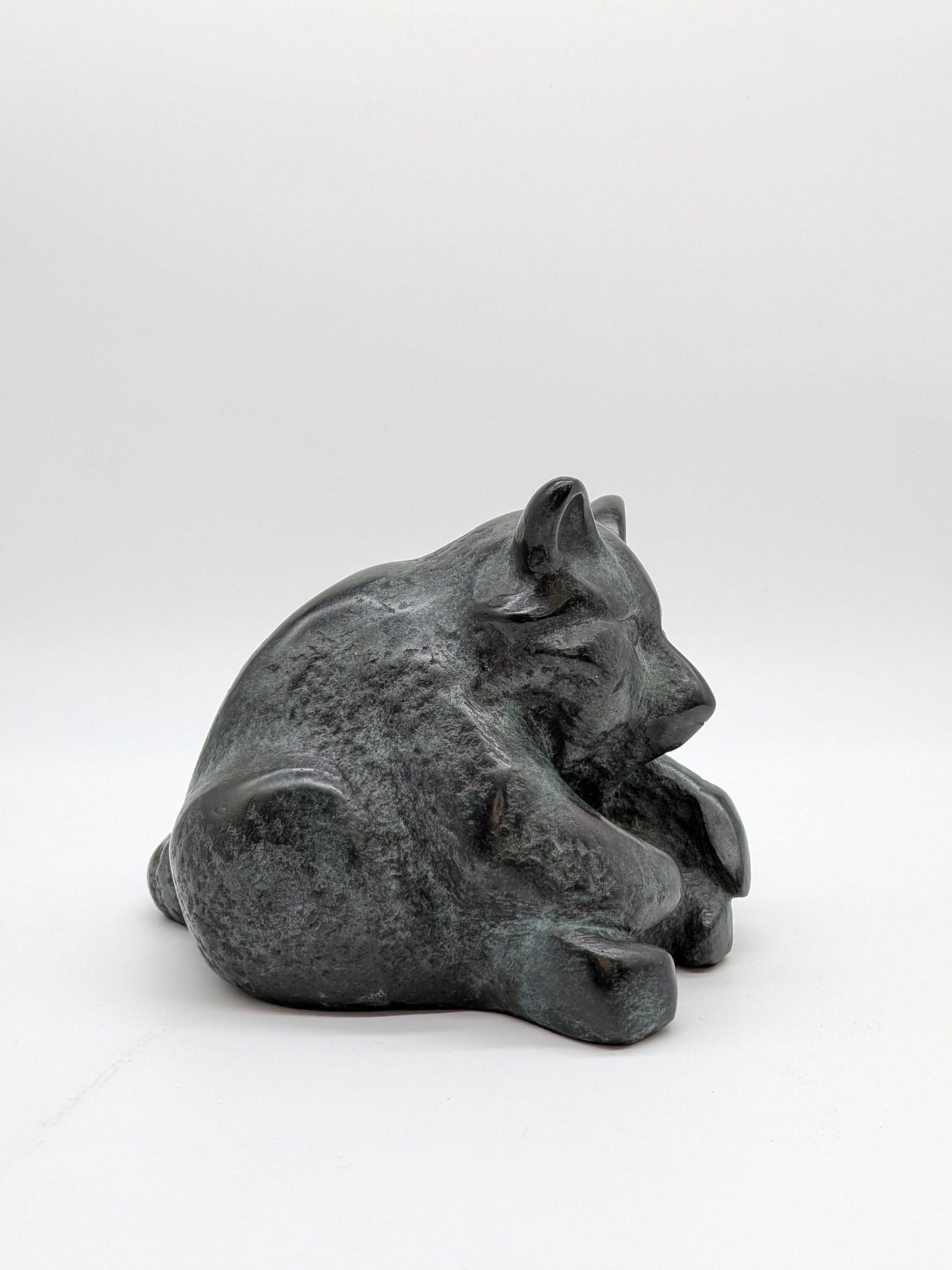 Onbekend signatuur - Bronzen sculptuur liggende wasbeer 1/8