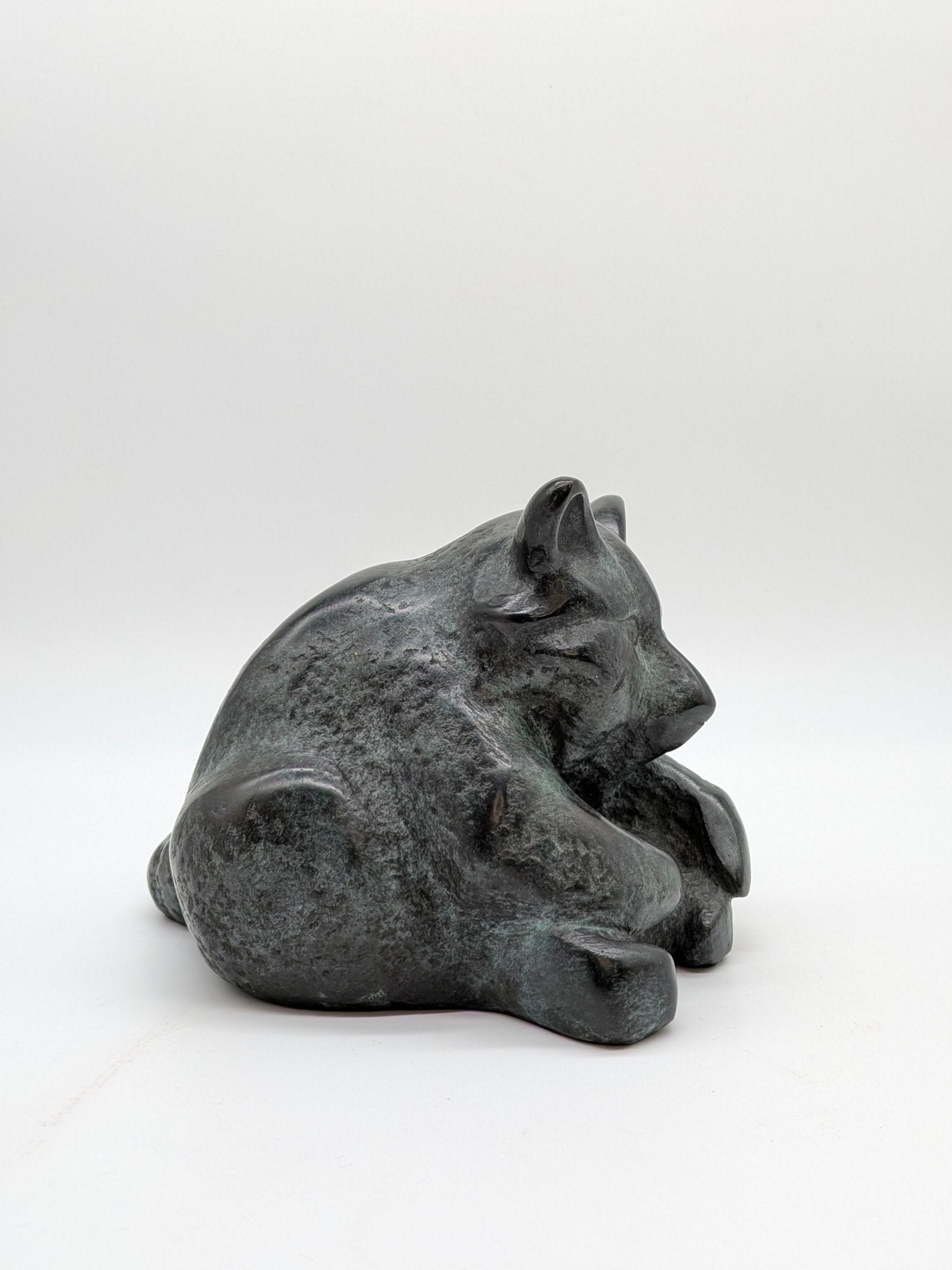 Onbekend signatuur - Bronzen sculptuur liggende wasbeer 1/8