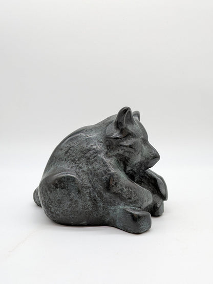 Onbekend signatuur - Bronzen sculptuur liggende wasbeer 1/8
