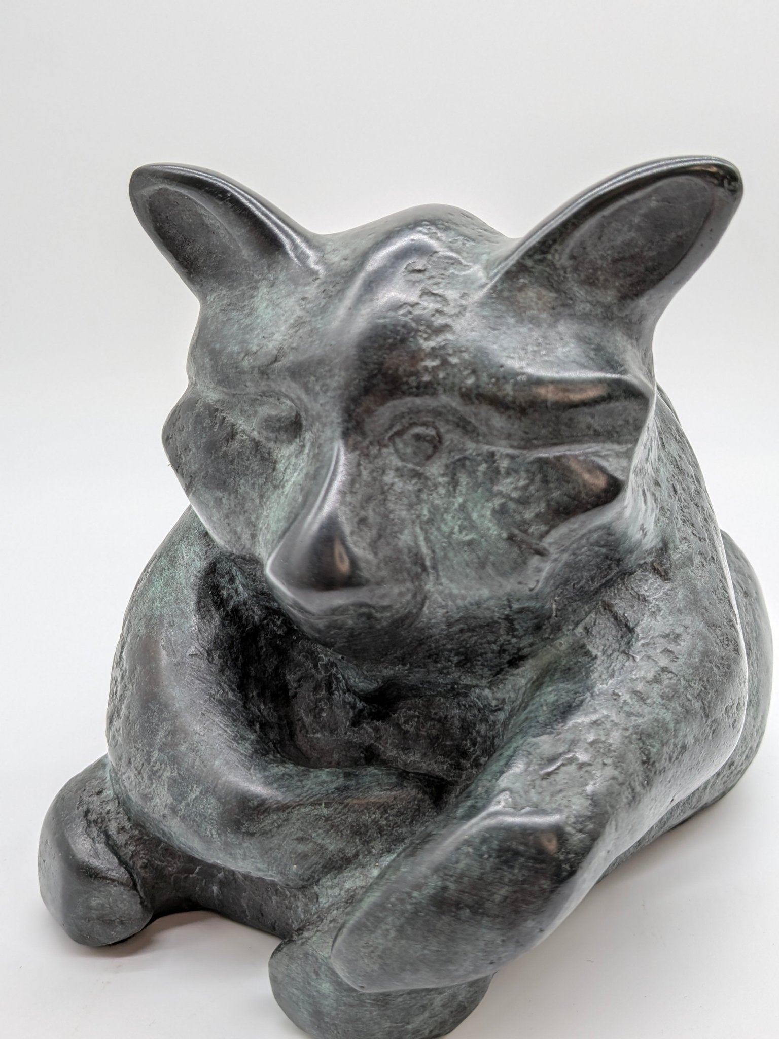 Onbekend signatuur - Bronzen sculptuur liggende wasbeer 1/8