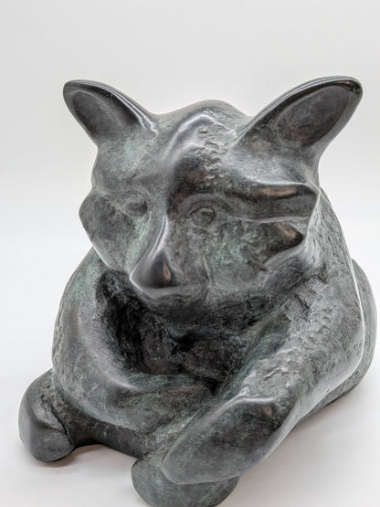 Onbekend signatuur - Bronzen sculptuur liggende wasbeer 1/8