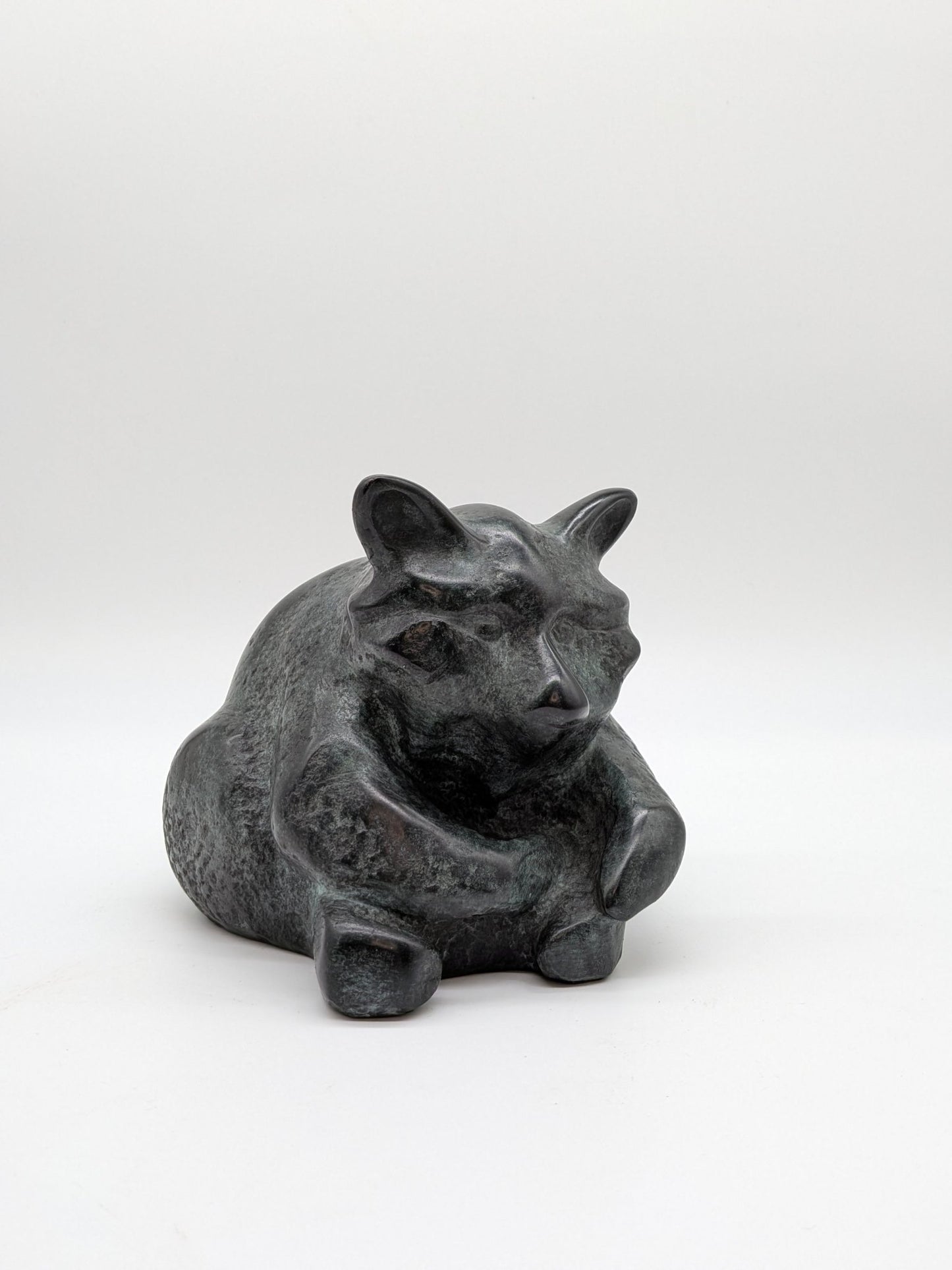 Onbekend signatuur - Bronzen sculptuur liggende wasbeer 1/8