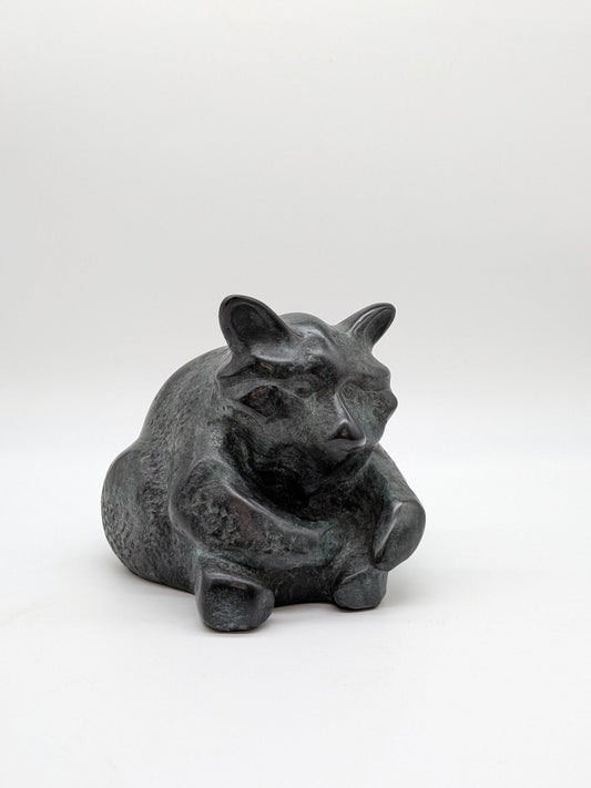 Onbekend signatuur - Bronzen sculptuur liggende wasbeer 1/8