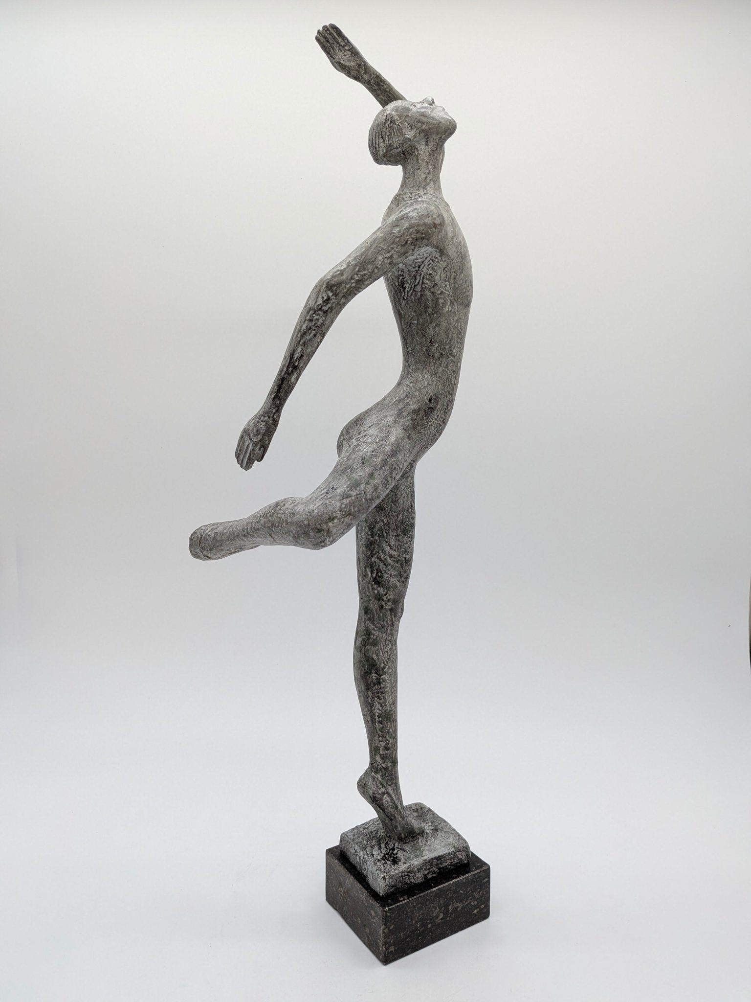 Onbekend signatuur - Brons beeld dansende man