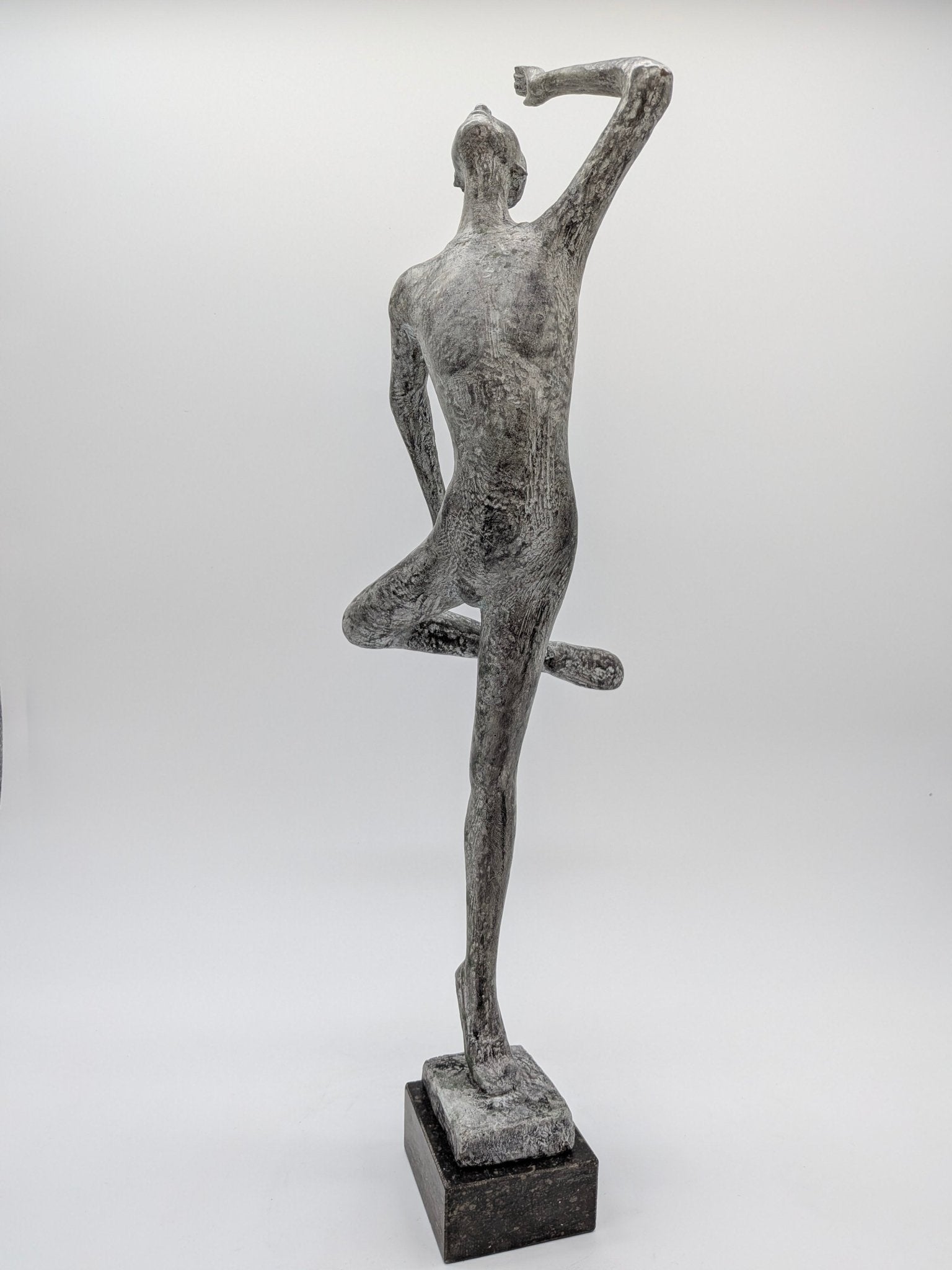 Onbekend signatuur - Brons beeld dansende man