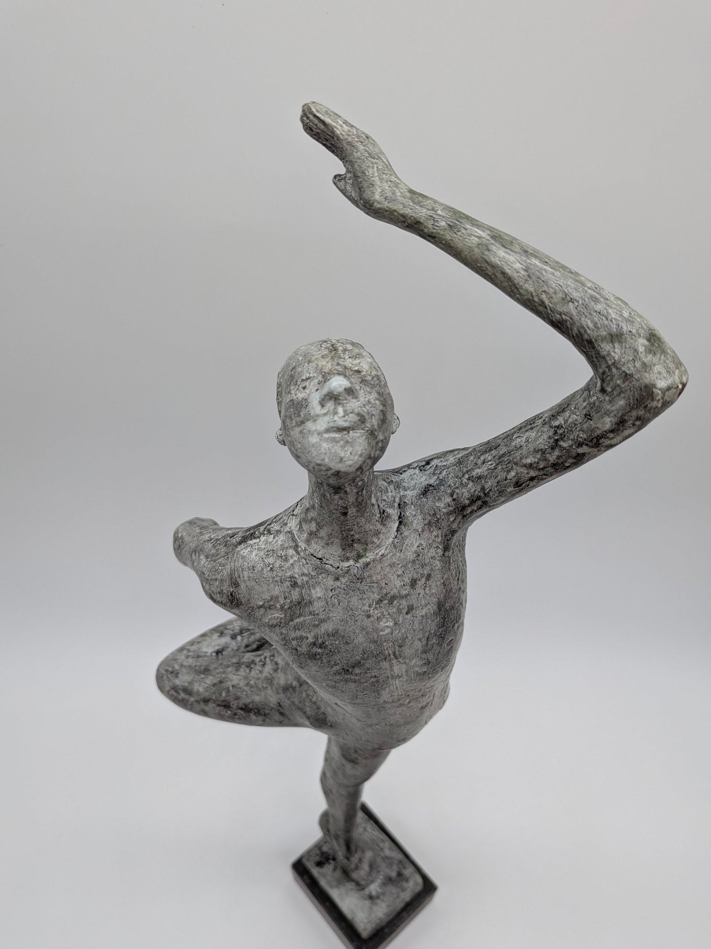 Onbekend signatuur - Brons beeld dansende man