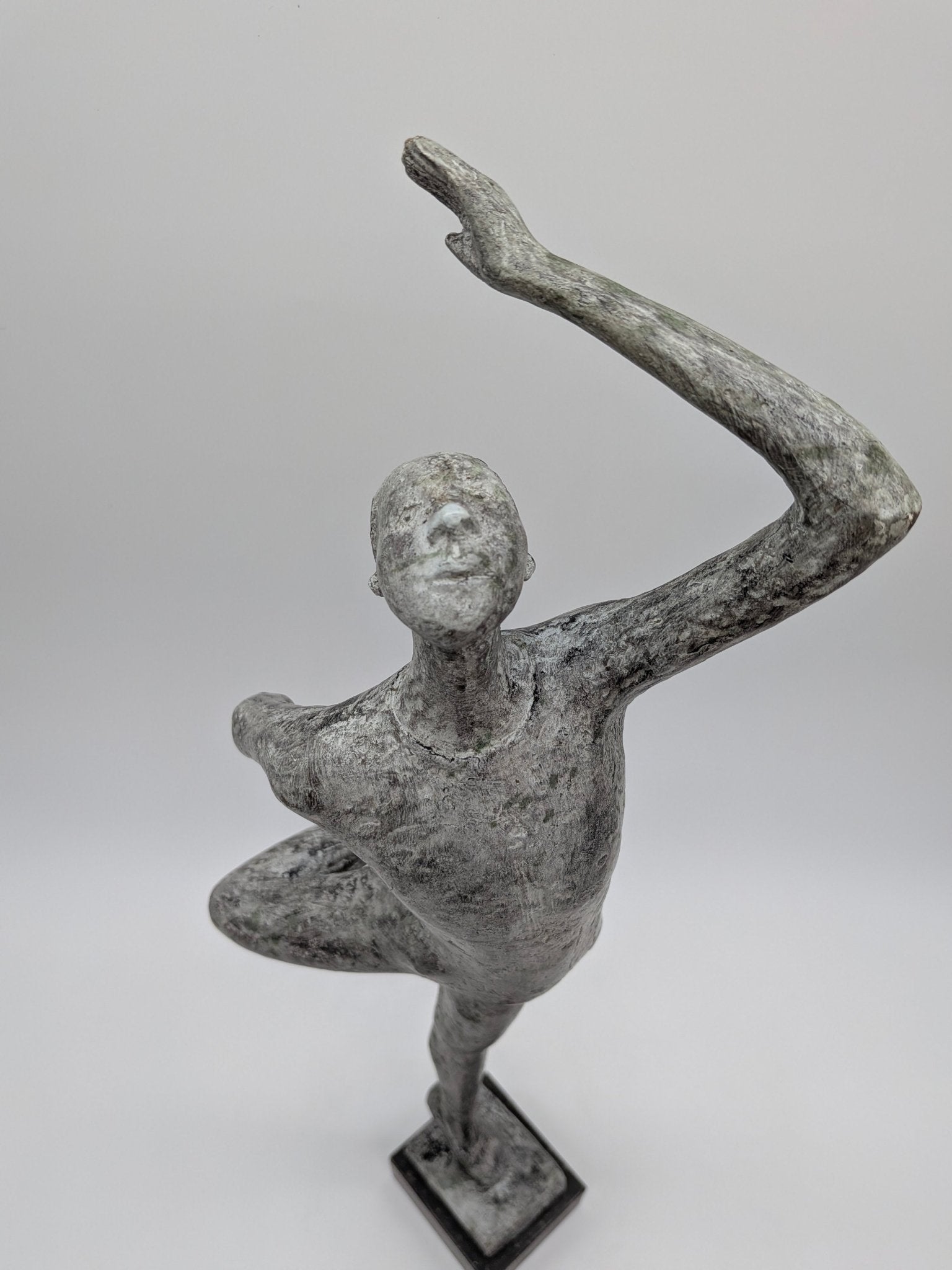 Onbekend signatuur - Brons beeld dansende man