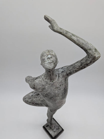 Onbekend signatuur - Brons beeld dansende man