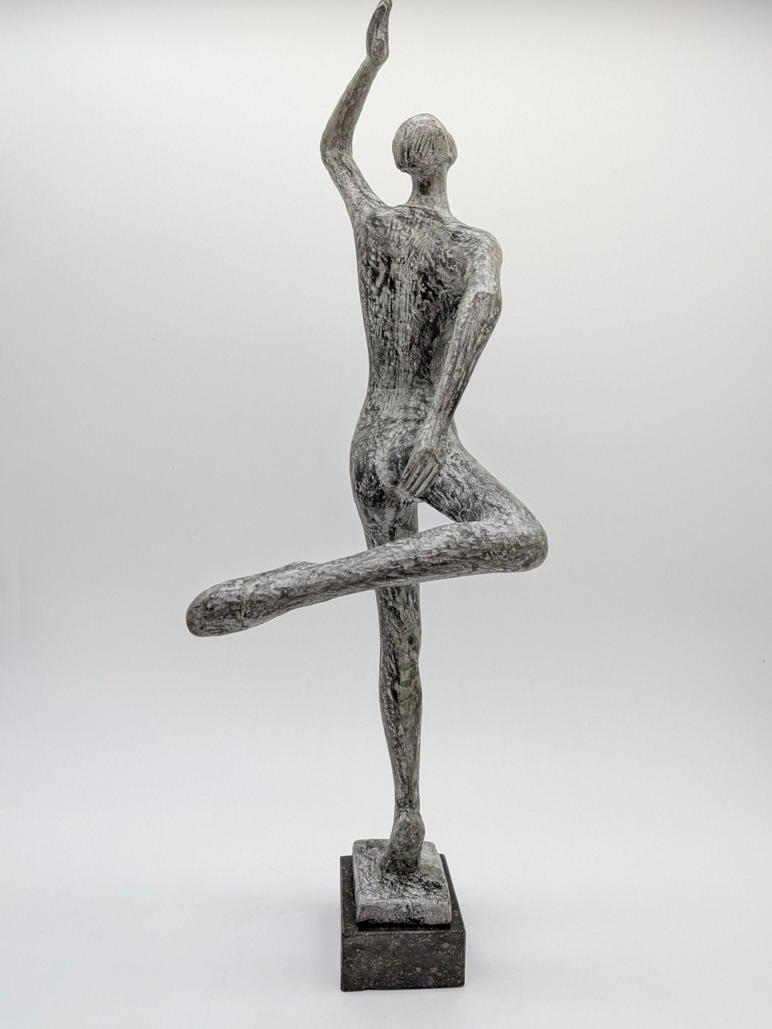 Onbekend signatuur - Brons beeld dansende man