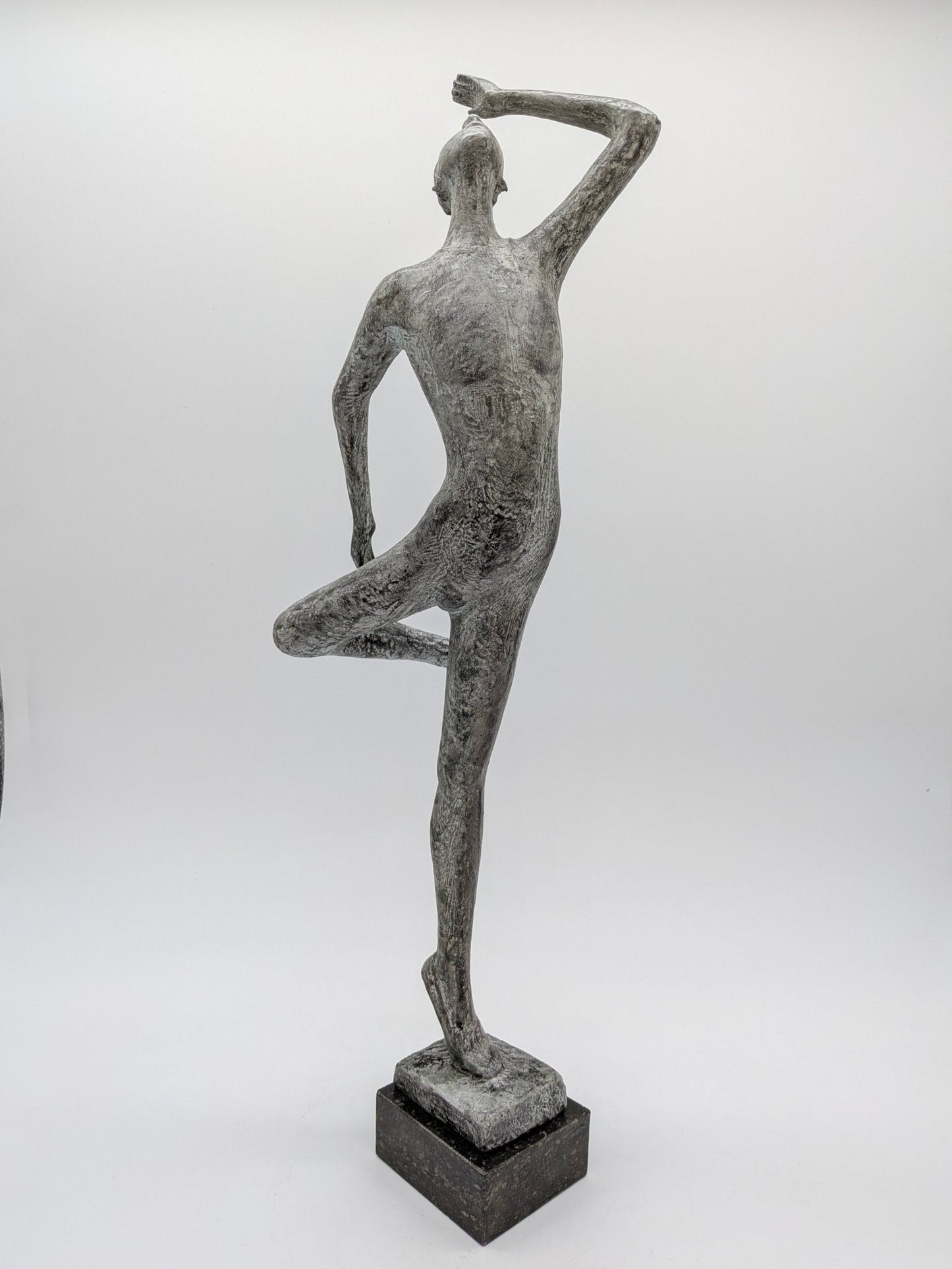 Onbekend signatuur - Brons beeld dansende man