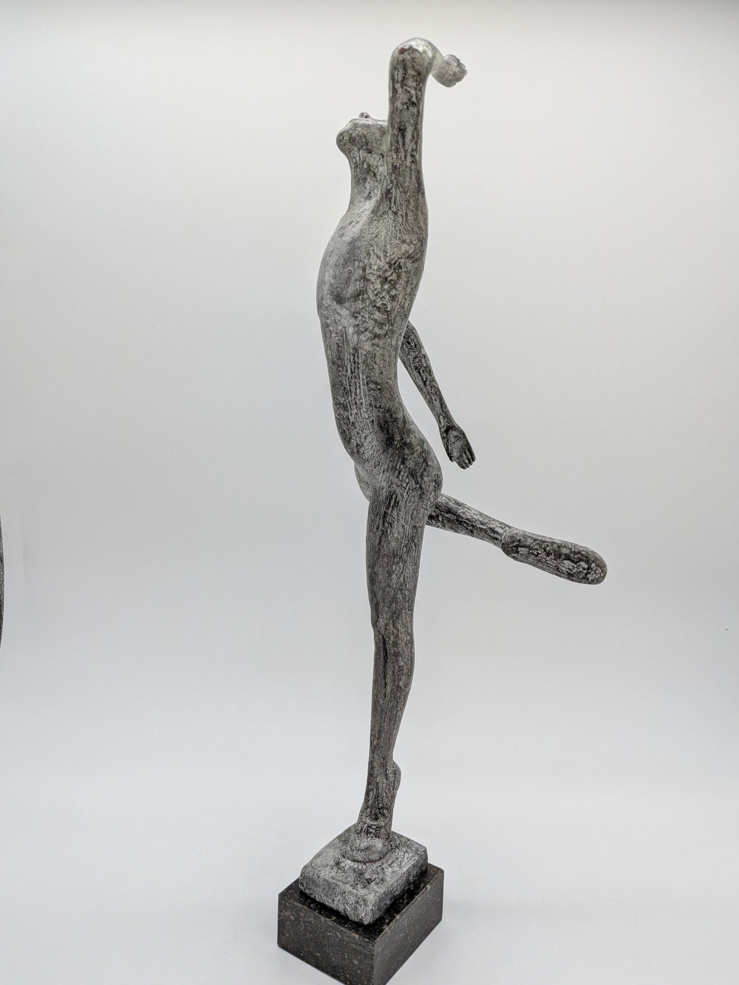 Onbekend signatuur - Brons beeld dansende man