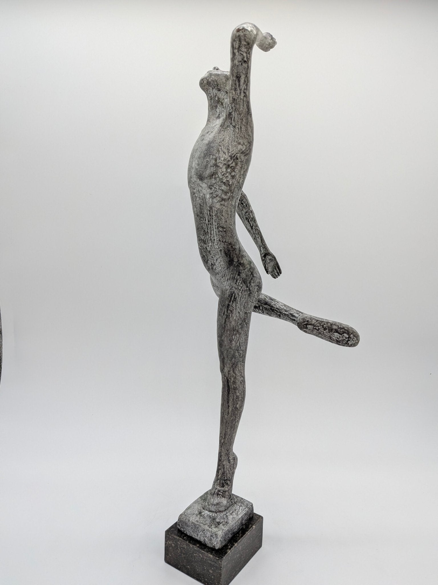 Onbekend signatuur - Brons beeld dansende man