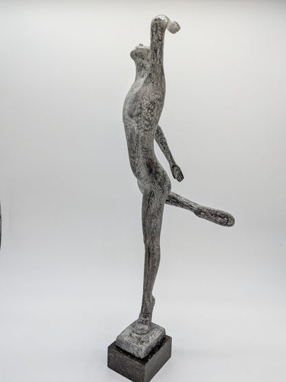 Onbekend signatuur - Brons beeld dansende man