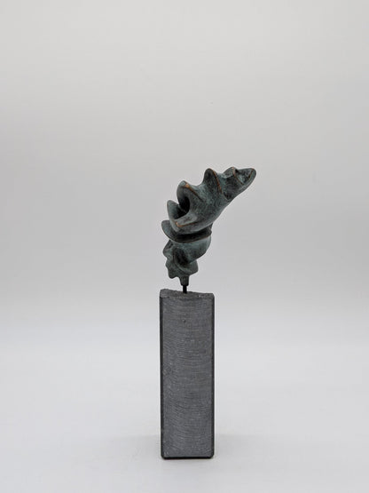 Viviane Schuijren - Drager van pure energie op sokkel - Holland Heritage Gallery