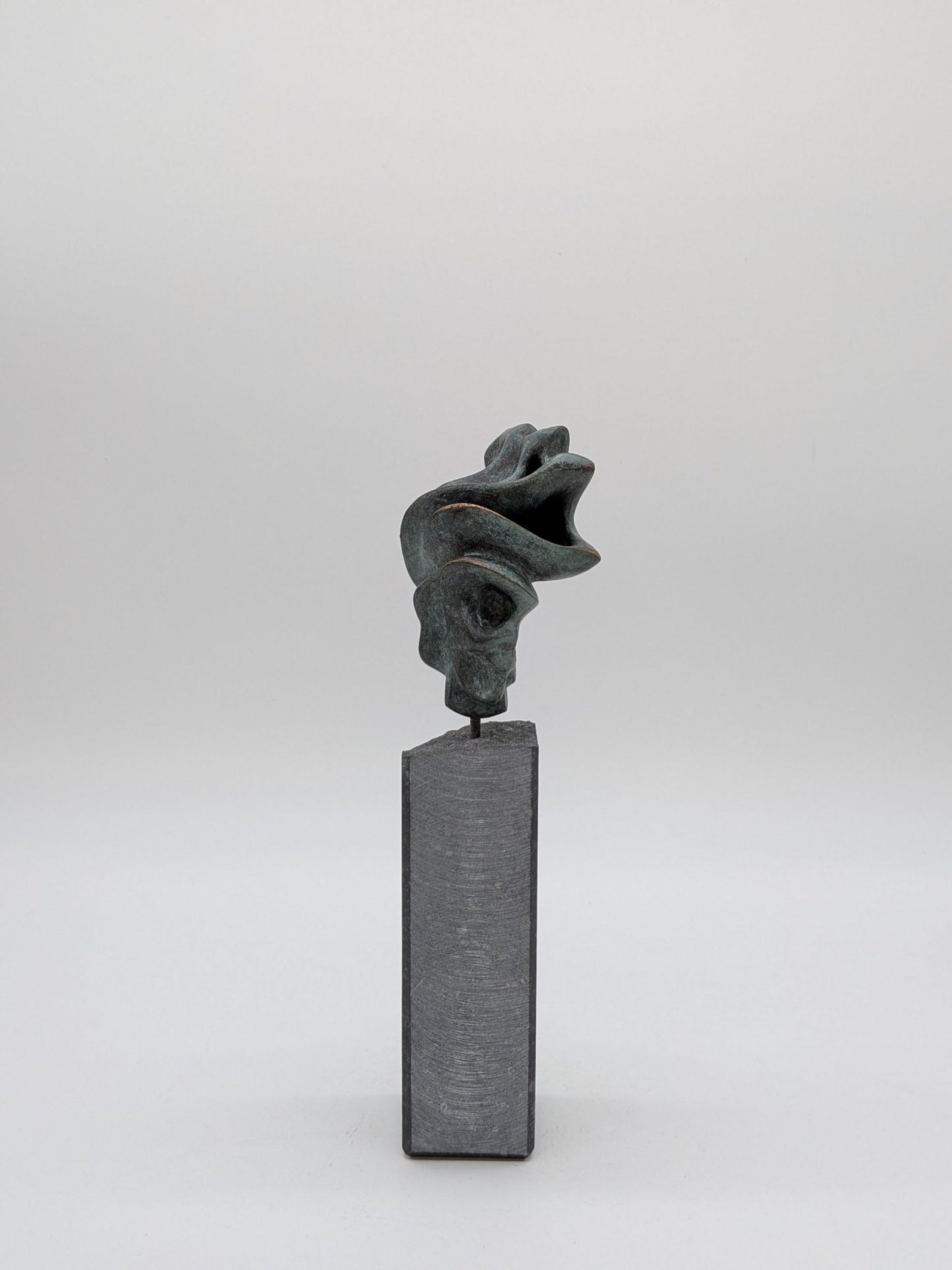 Viviane Schuijren - Drager van pure energie op sokkel - Holland Heritage Gallery