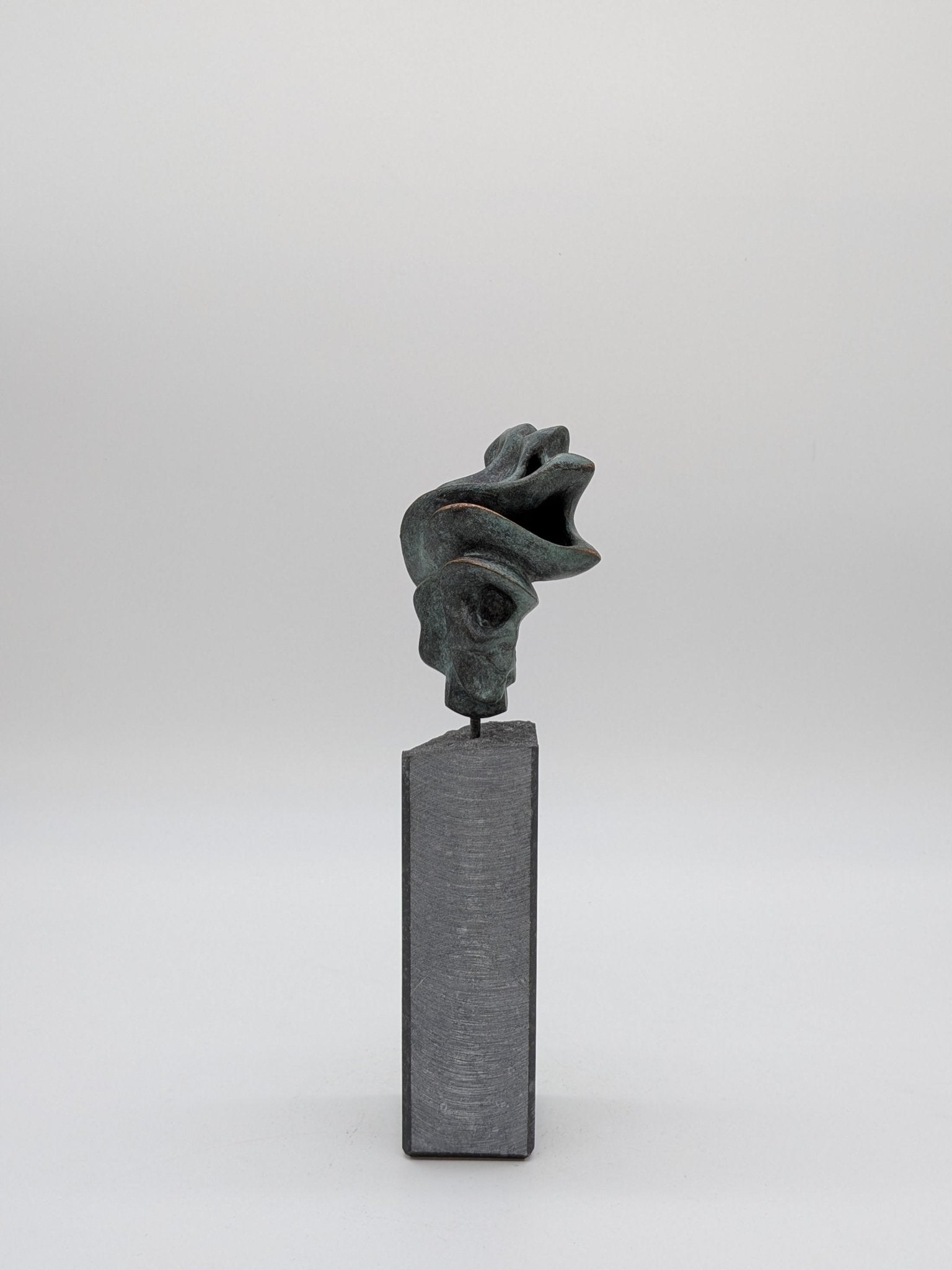 Viviane Schuijren - Drager van pure energie op sokkel - Holland Heritage Gallery