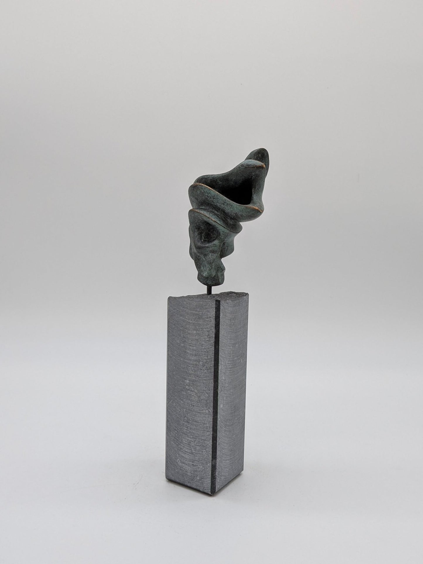 Viviane Schuijren - Drager van pure energie op sokkel - Holland Heritage Gallery