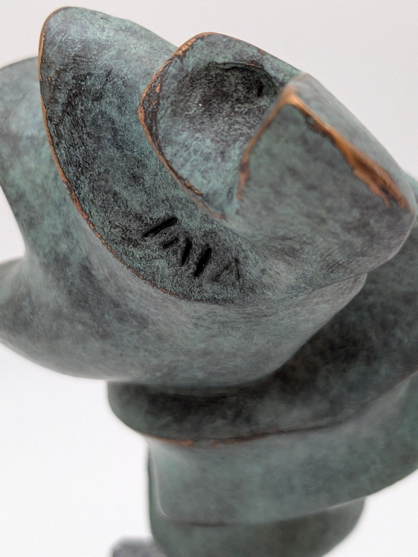 Viviane Schuijren - Drager van pure energie op sokkel - Holland Heritage Gallery