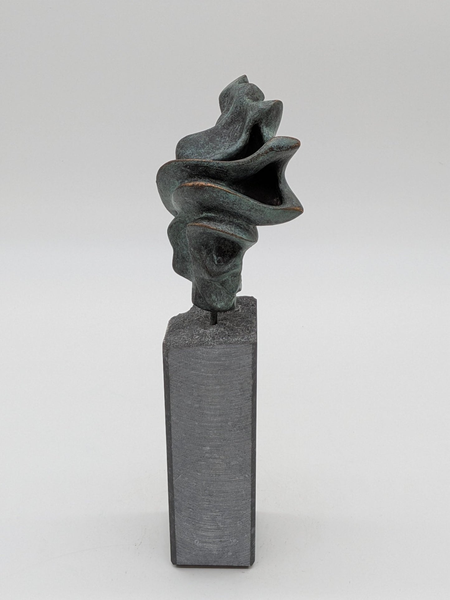 Viviane Schuijren - Drager van pure energie op sokkel - Holland Heritage Gallery