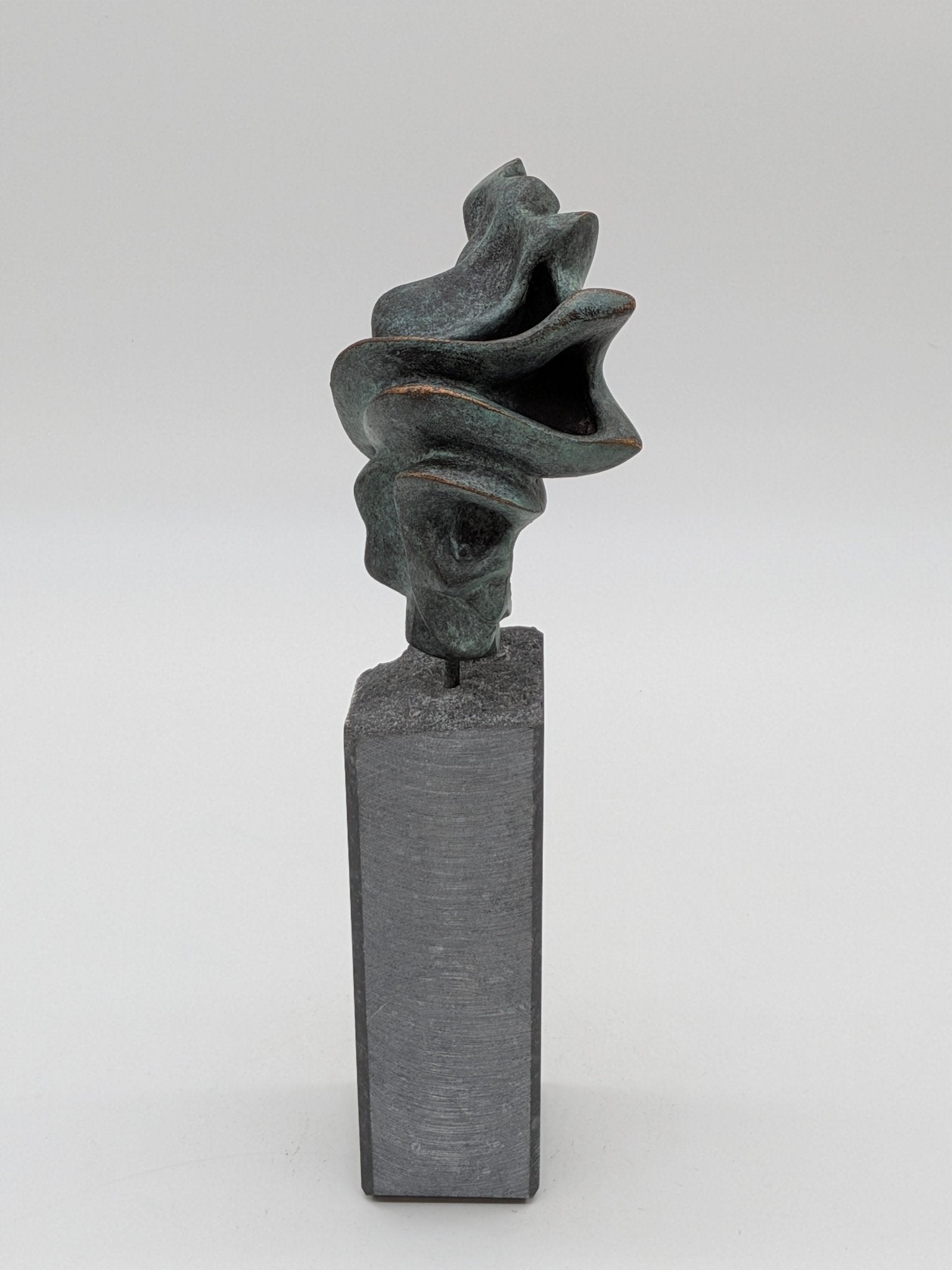 Viviane Schuijren - Drager van pure energie op sokkel - Holland Heritage Gallery