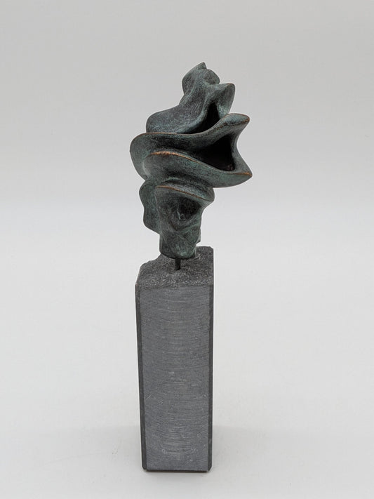 Viviane Schuijren - Drager van pure energie op sokkel - Holland Heritage Gallery