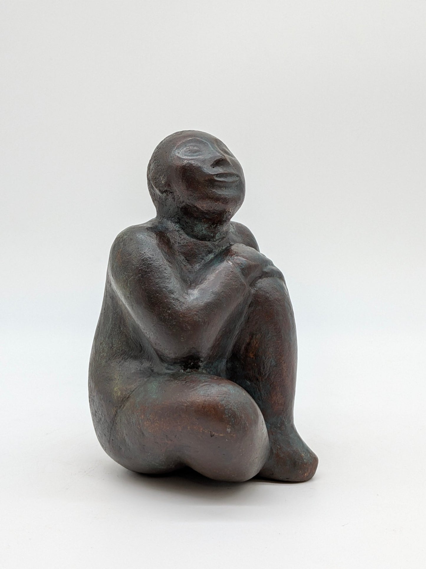 XJ gesigneerd - Brons Aziatisch figuur gehurkt zittend