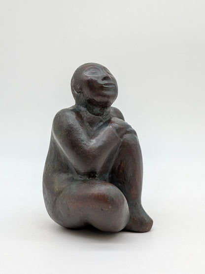 XJ gesigneerd - Brons Aziatisch figuur gehurkt zittend