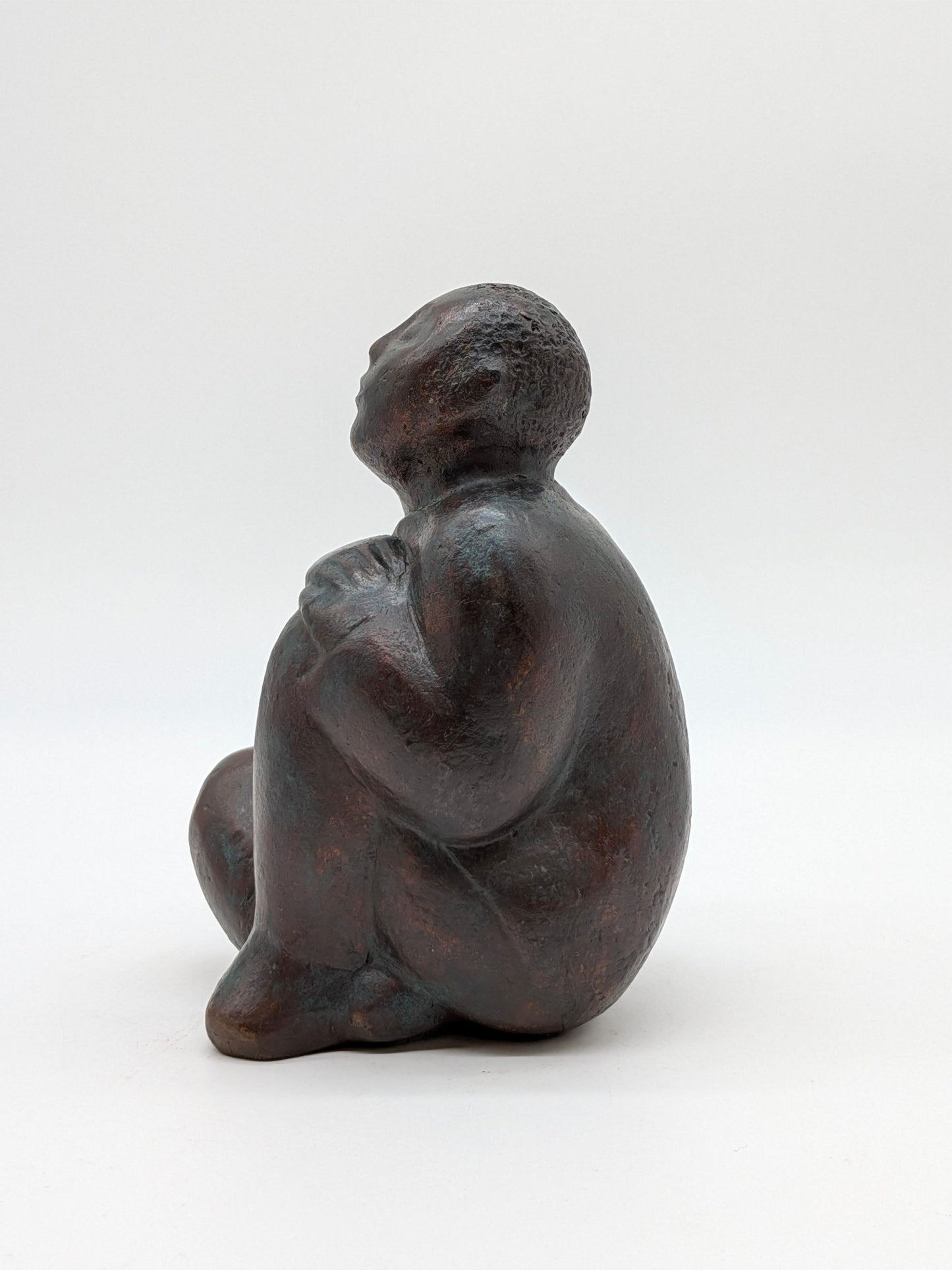 XJ gesigneerd - Brons Aziatisch figuur gehurkt zittend