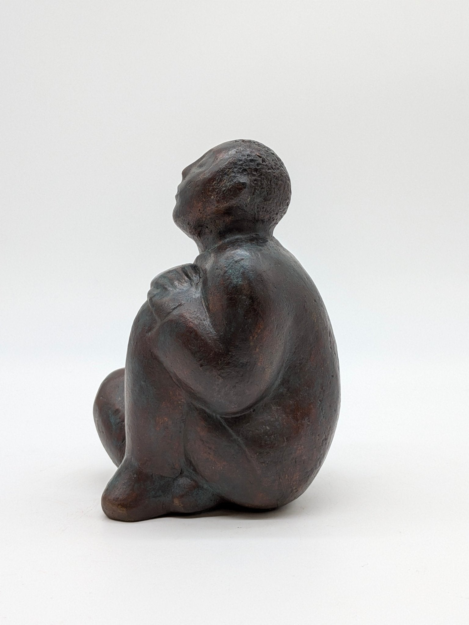 XJ gesigneerd - Brons Aziatisch figuur gehurkt zittend