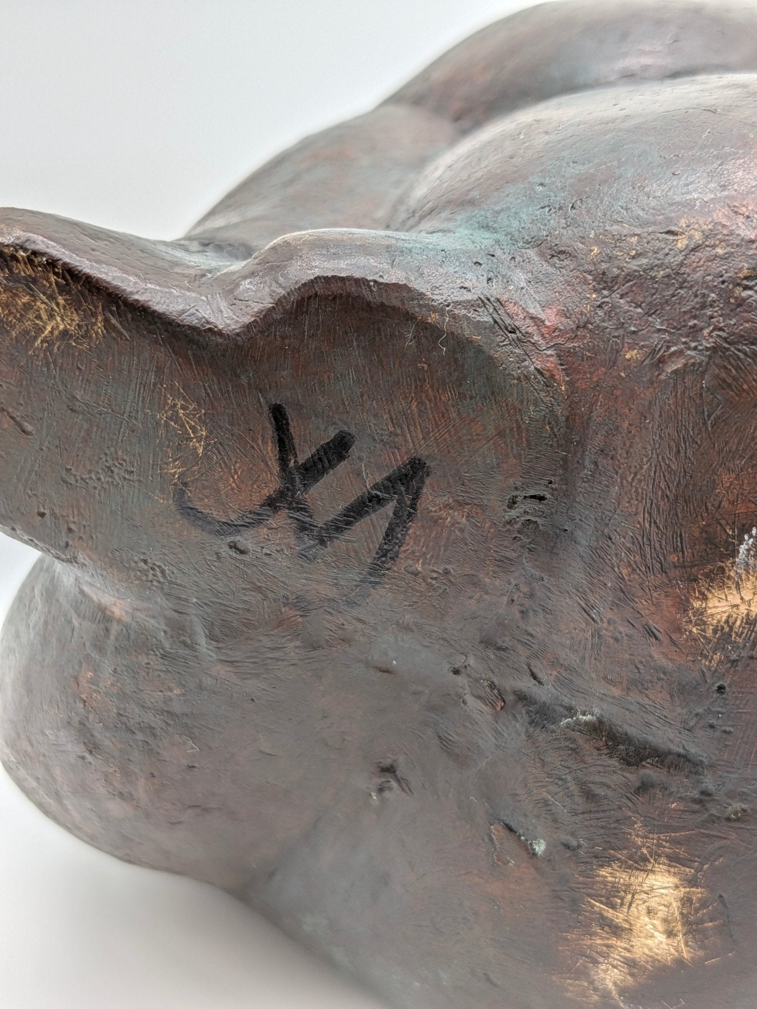 XJ gesigneerd - Brons Aziatisch figuur gehurkt zittend - Signatuur onderzijde