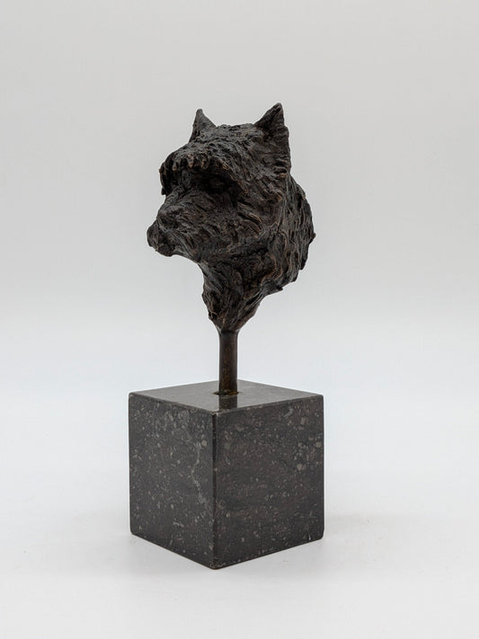 Yvonne Piller - Kop van klein hondje op sokkel - Holland Heritage Gallery