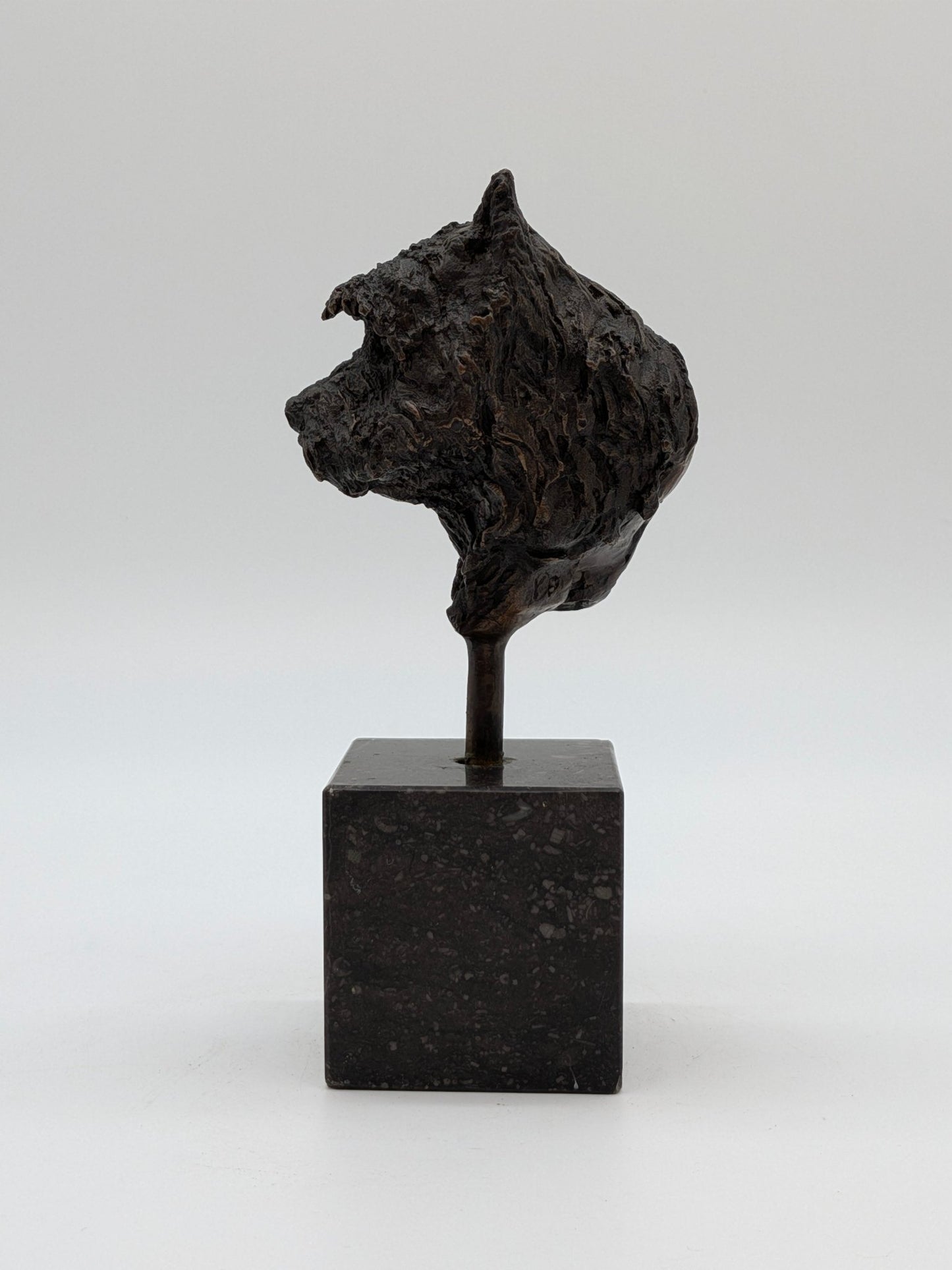 Yvonne Piller - Kop van klein hondje op sokkel - Holland Heritage Gallery