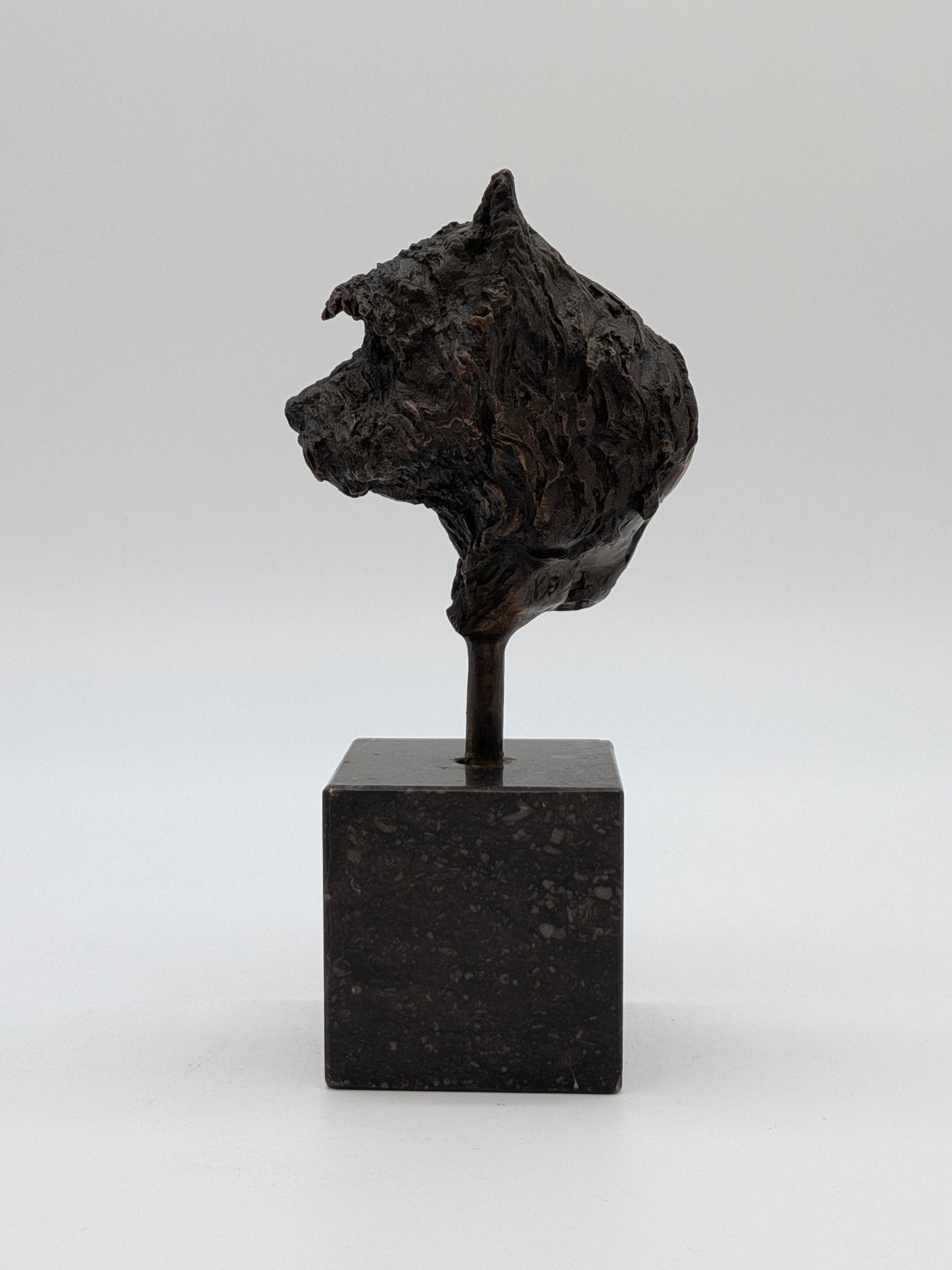 Yvonne Piller - Kop van klein hondje op sokkel - Holland Heritage Gallery