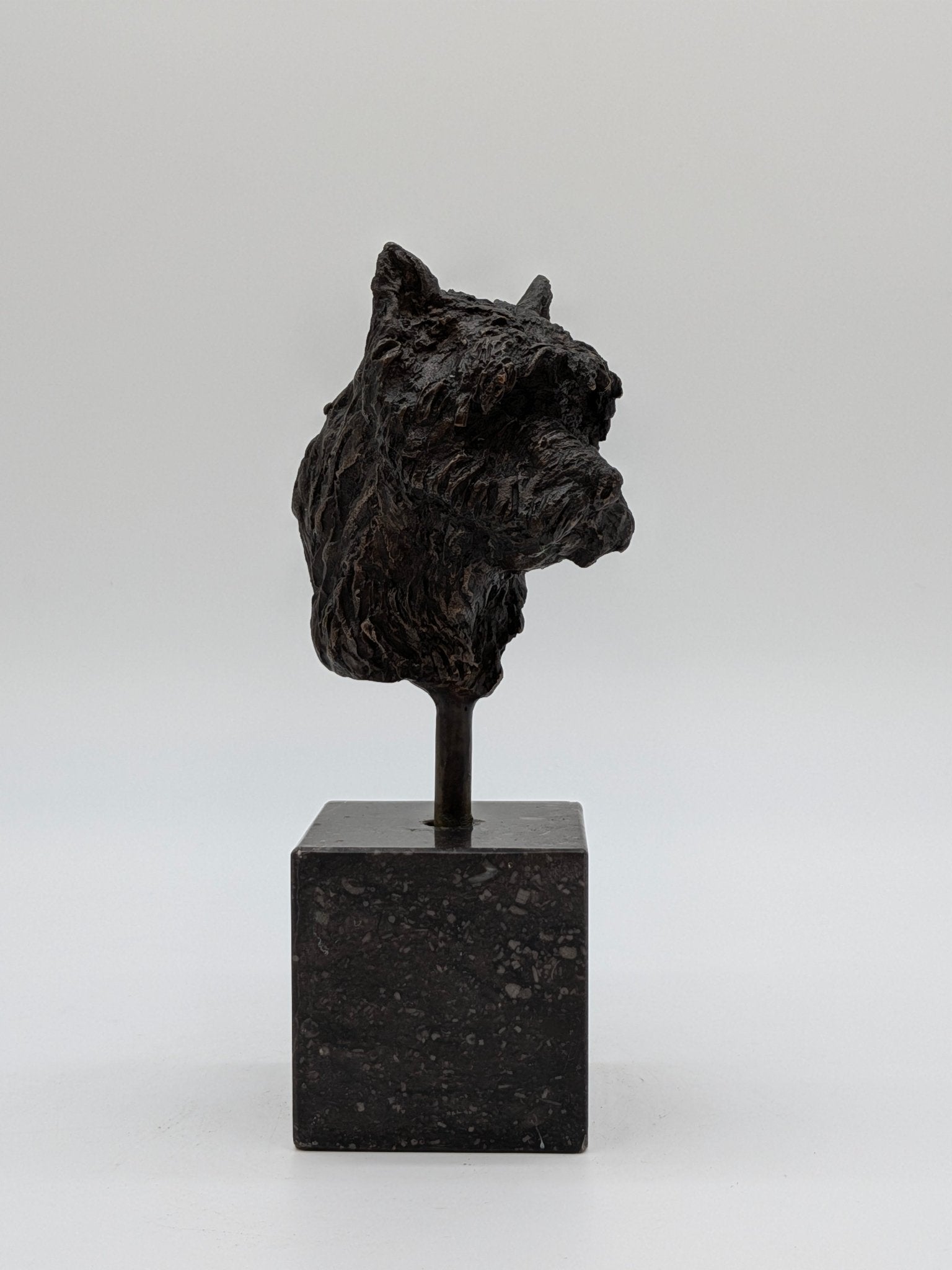 Yvonne Piller - Kop van klein hondje op sokkel - Holland Heritage Gallery