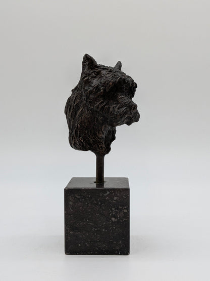 Yvonne Piller - Kop van klein hondje op sokkel - Holland Heritage Gallery