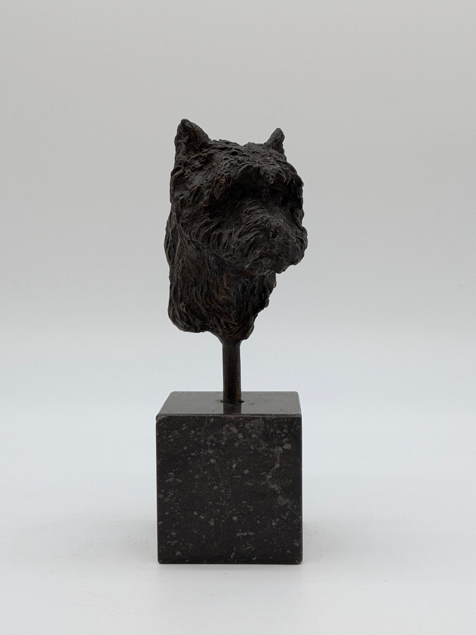 Yvonne Piller - Kop van klein hondje op sokkel - Holland Heritage Gallery